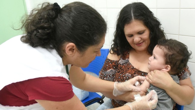 Menino tomando vacina