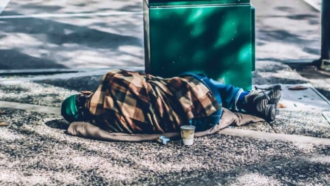 Pessoa dormindo na rua