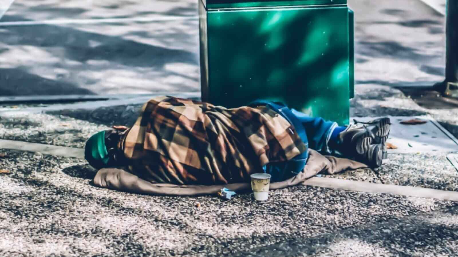 Pessoa dormindo na rua
