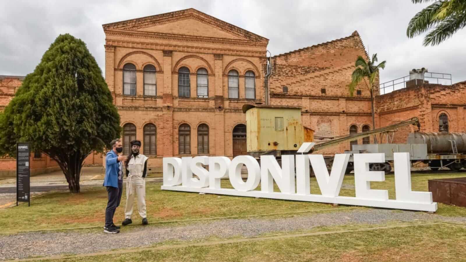 Letreiro com o escrito 