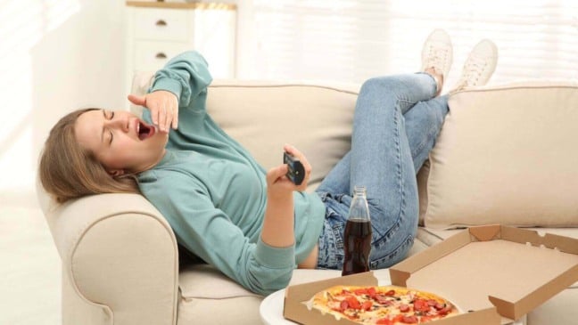 Mulher deitada no sofá