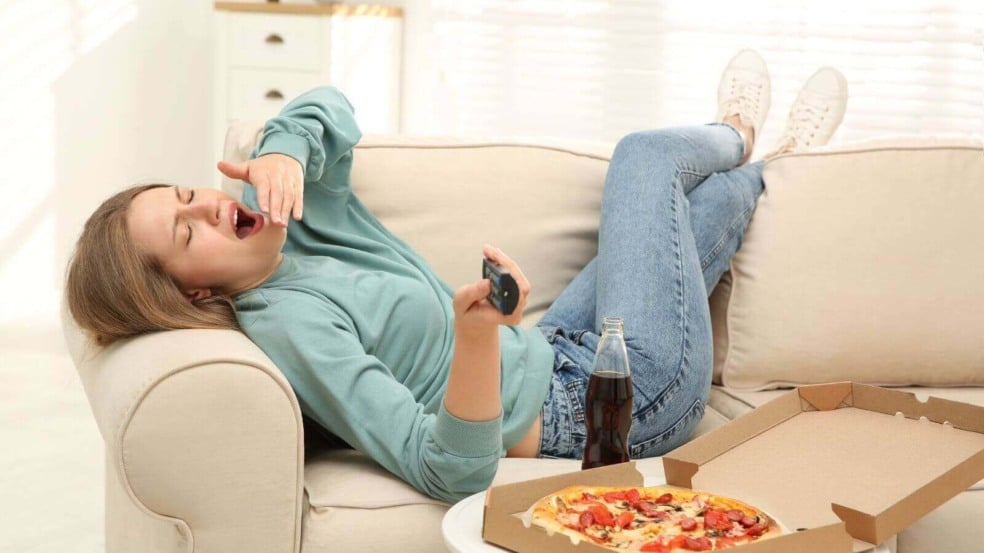 Mulher deitada no sofá Mulher deitada no sofá