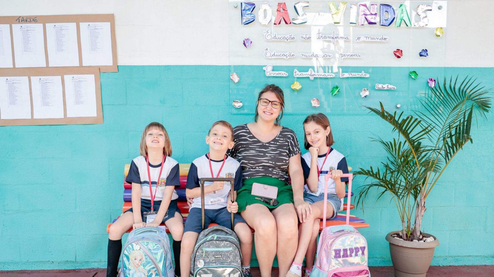 Os gêmeos Manuela e Miguel, a mãe Ana Paula e a irmã mais velha Joana