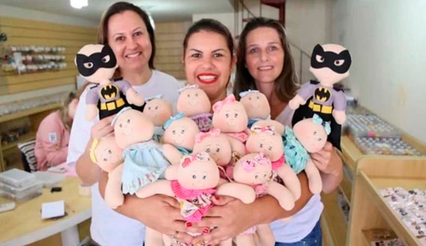 Voluntárias criam bonecos carequinhas para crianças com câncer
