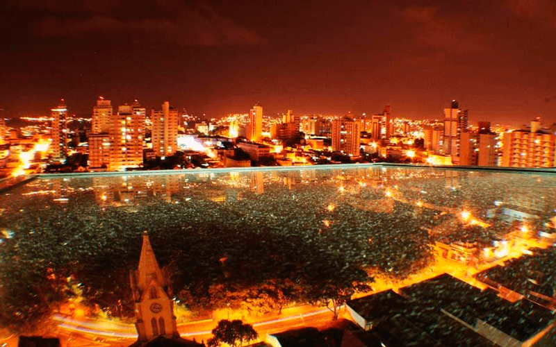 Jundiaí vista de cima sobre placa de vidro