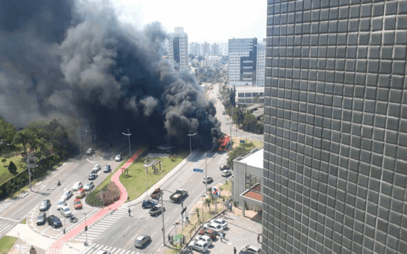 Ônibus pega fogo na Av. 9 de Julho. (Foto: Edson Lemes)