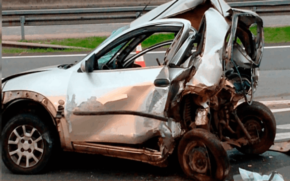 Duas mulheres morreram e um ocupante de outro carro está internado em estado grave. (Foto: Eliane Trabachini)