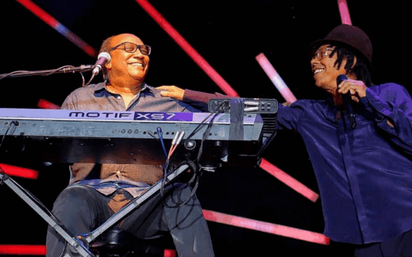 Hoje, Paulo está na entrada e faz parte da banda que acompanha o cantor Djavan. (Foto: Leca/ Reprodução redes sociais Paulo Calasans)