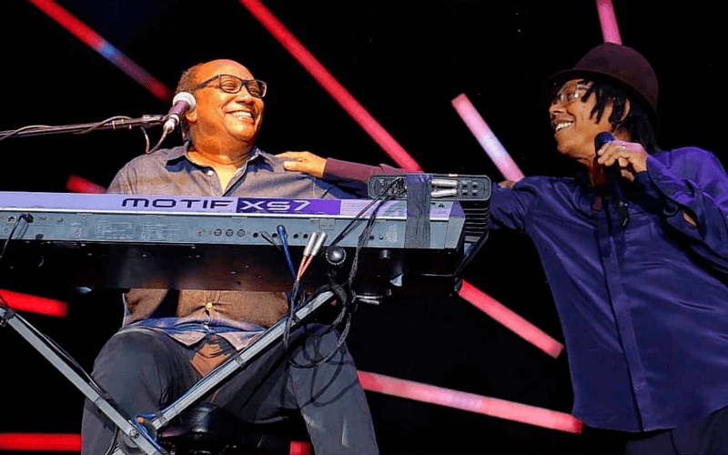 Hoje, Paulo está na entrada e faz parte da banda que acompanha o cantor Djavan. (Foto: Leca/ Reprodução redes sociais Paulo Calasans)