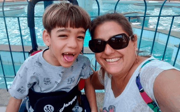 Vinícius e sua mãe Ana Paula, idealizadora da caminhada. (Foto: Arquivo pessoal)