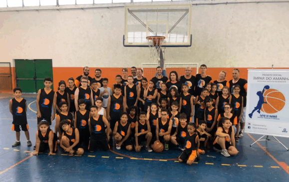 Voluntários, alunos e a ex-jogado da seleção, Magic Paula. (Foto: Larissa Knupp/Tribuna de Jundiaí)