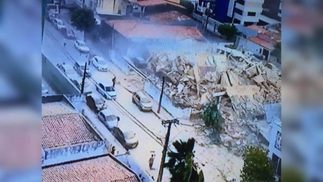Prédio desaba em Fortaleza nesta manhã (15). (Foto: Reprodução/TV Globo)
