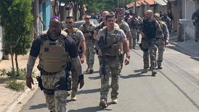 Agentes do GATE participaram da operação. (Foto: Marcello Carvalho/G1)