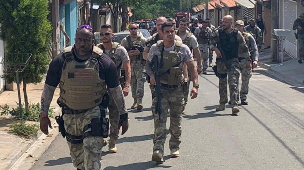 Agentes do GATE participaram da operação. (Foto: Marcello Carvalho/G1)