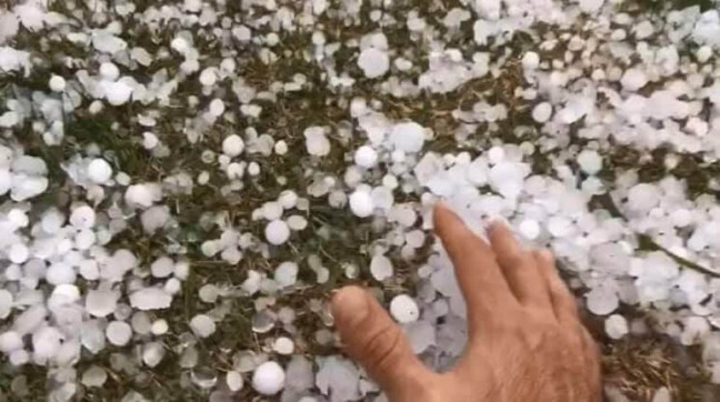 Moradores registraram a chuva de pedras de gelo. (Foto: Folha Notícias)