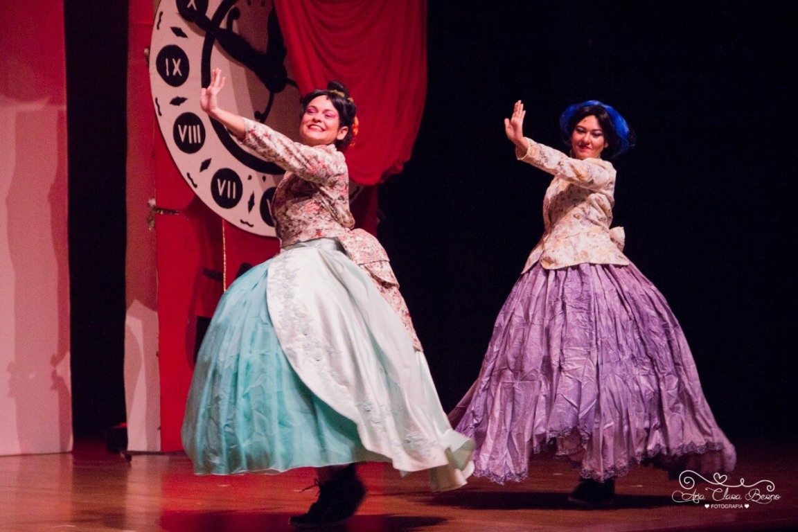 Trecho do espetáculo em que duas atrizes dançam no palco.