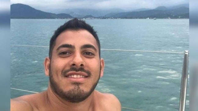 Foto formato selfie de Luís Guilherme. Em segundo plano, um mar.