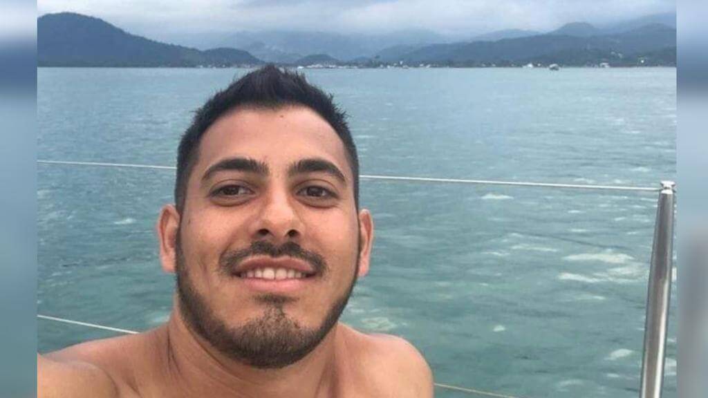 Foto formato selfie de Luís Guilherme. Em segundo plano, um mar.
