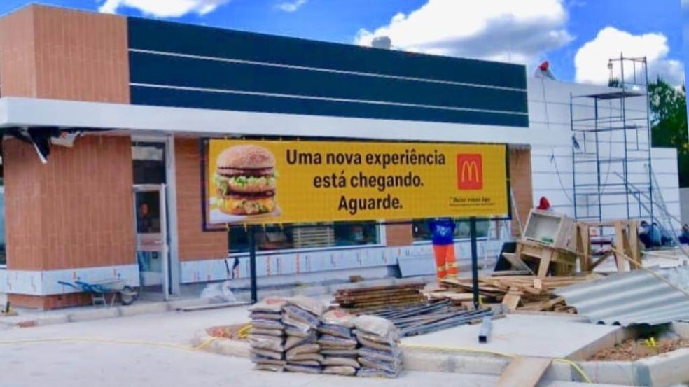 Fachada do McDonald's em fase de acabamento