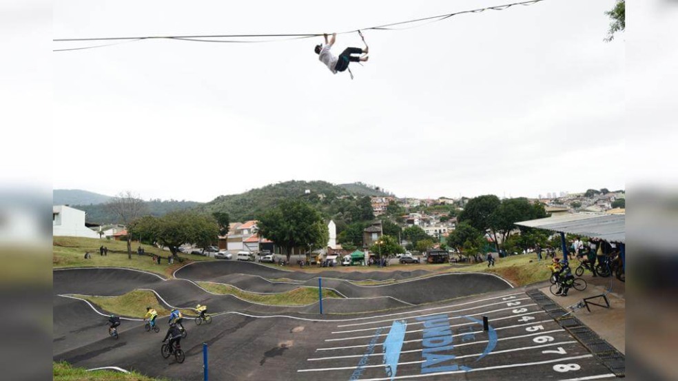 Foto panorâmica da nova pista multiuso, com praticante de slackline suspenso Foto panorâmica da nova pista multiuso, com praticante de slackline suspenso