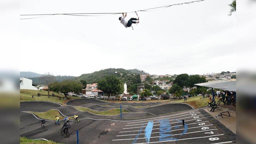 Foto panorâmica da nova pista multiuso, com praticante de slackline suspenso