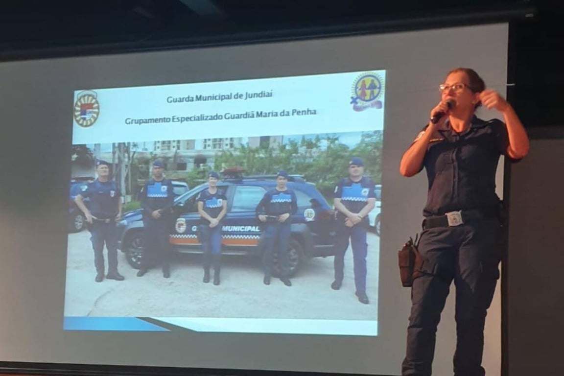 GM apresentando material em power point