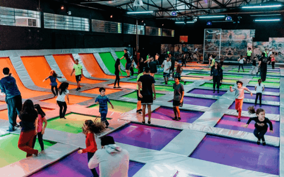 Crianças pulando no parque de trampolins