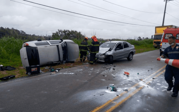 Foto do acidente com agentes do bombeiros no local
