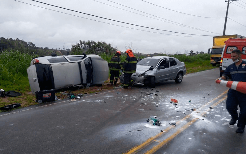 Foto do acidente com agentes do bombeiros no local