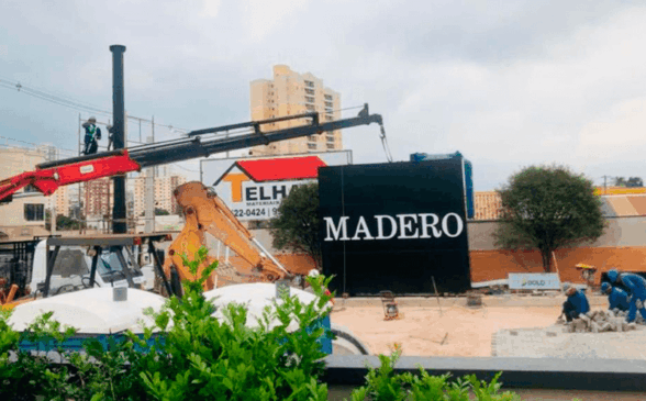 Obra de restaurante com fachada escrita MADERO