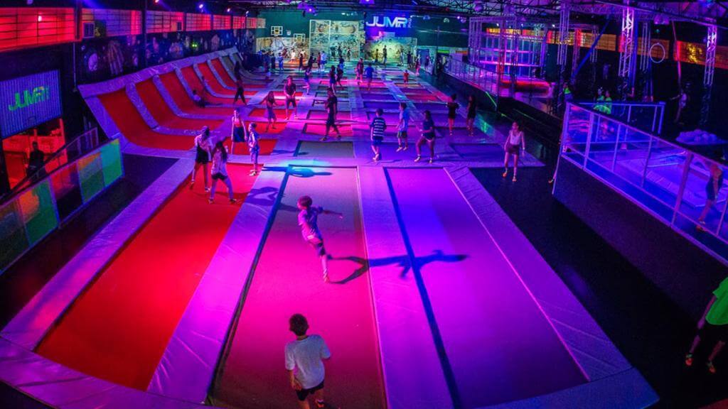 Crianças brincam no parque de trampolins JumPark