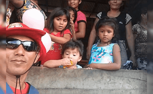 Bombeiro, Ana Vitória (De azul) e família