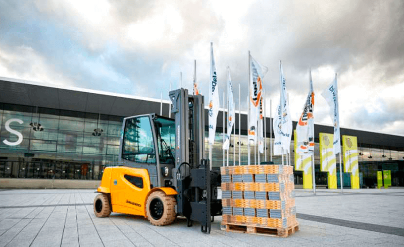 Empilhadeira pegando material