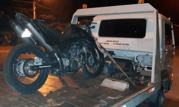Moto em cima de caminhão guincho