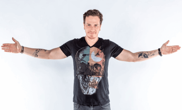 Fabiano Cambota de braços abertos como agradecendo ao público