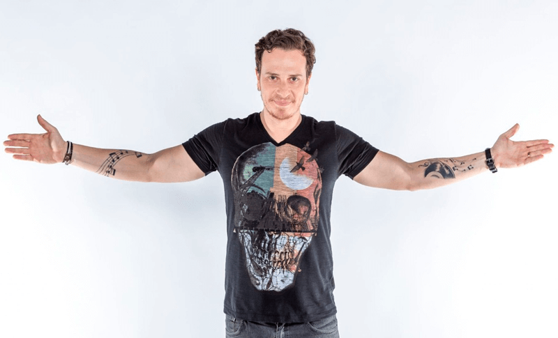 Fabiano Cambota de braços abertos como agradecendo ao público