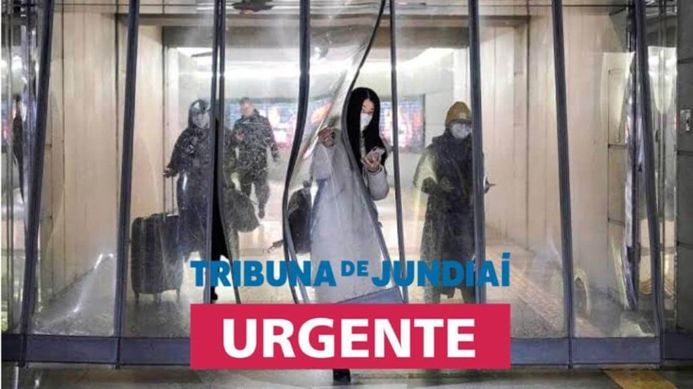 Pacientes usando máscara passam por espaço de quarentena