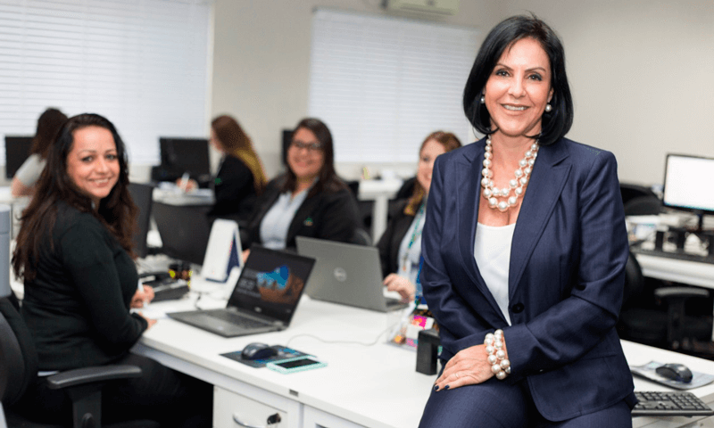 Vice-presidente em uma da salas ACE com atendentes