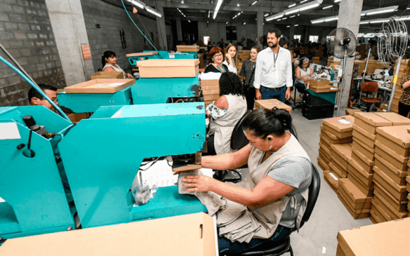 Prefeito Luiz Fernando Machado caminha por setor produtivo de empresa