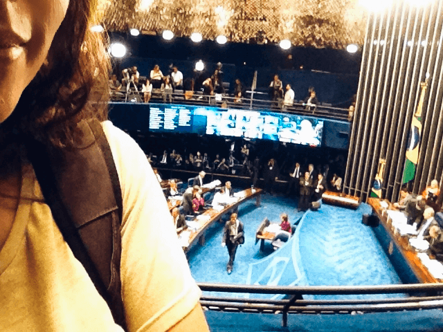 Maria Clara em selfie dentro do Senado Federal
