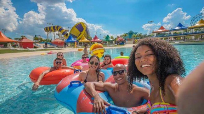Grupo na piscina de ondas do Wet'n Wild