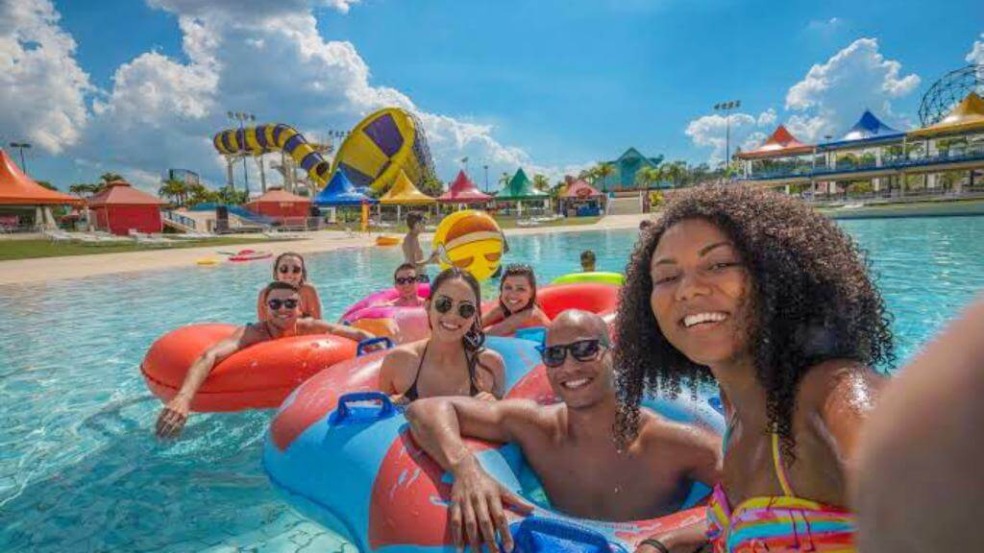 Grupo na piscina de ondas do Wet'n Wild