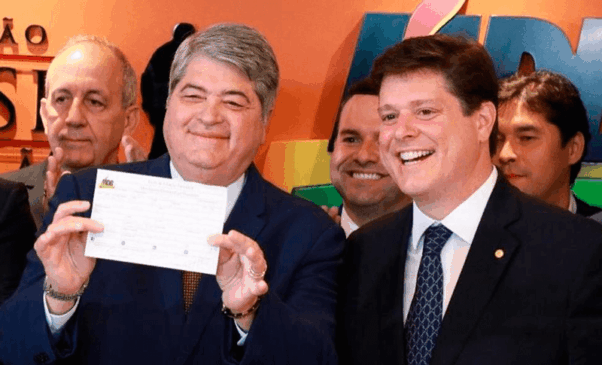 Datena segura ata de filiação ao lado de Baleia Rossi