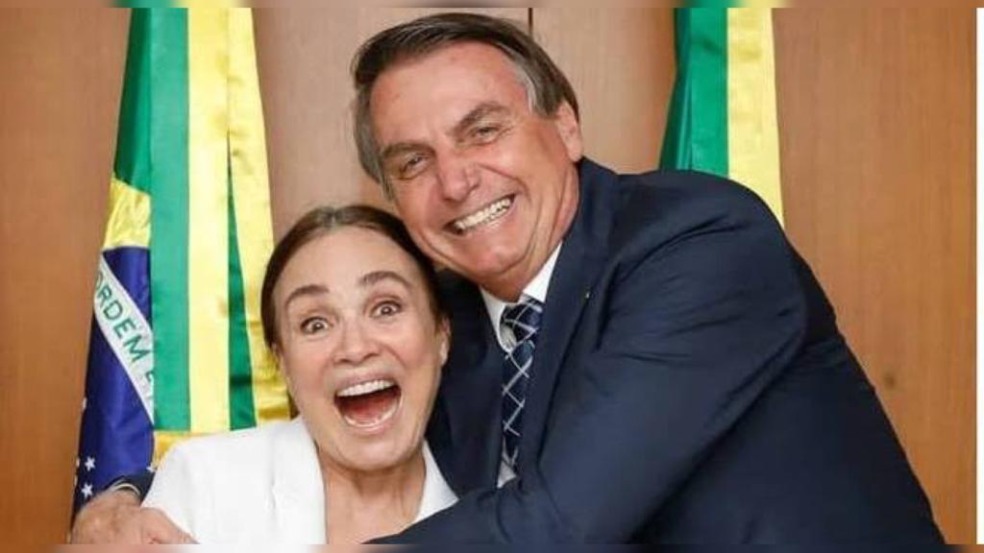 Regina e Bolsonaro abraçados felizes