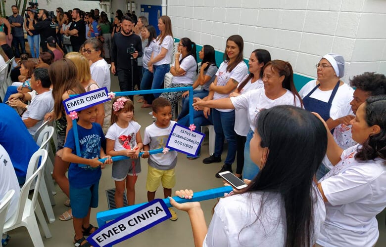 Crianças e familiares celebram nova unidade