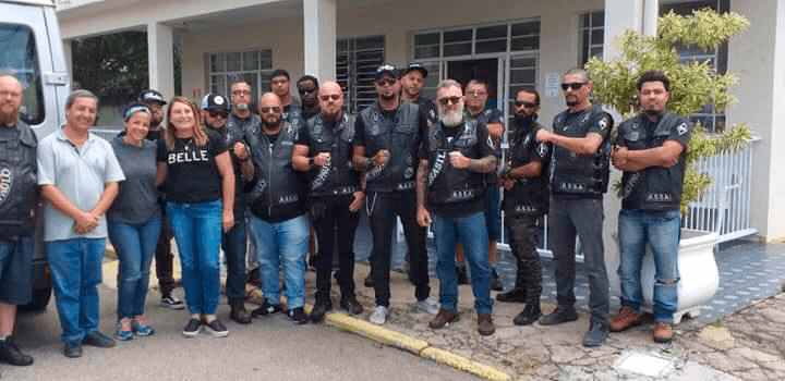 Motoqueiros do clube em frente à Cidade Vicentina