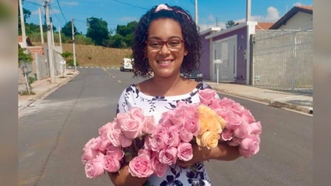 Thauany segura algumas rosas