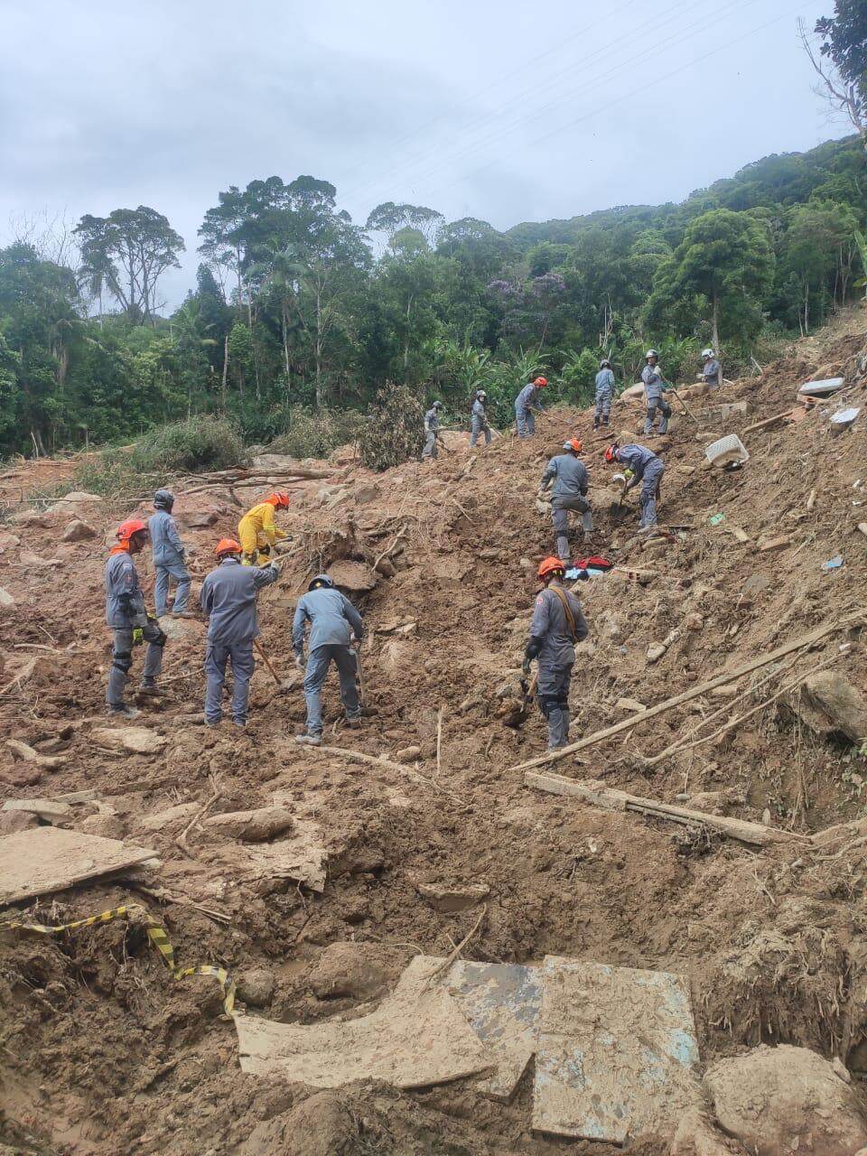 Bombeiros cavam em área de lama