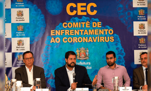 Luiz Fernando ao lado de outras autoridades ocupam mesa central da Sala de Situação