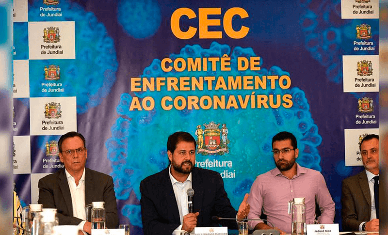 Luiz Fernando ao lado de outras autoridades ocupam mesa central da Sala de Situação